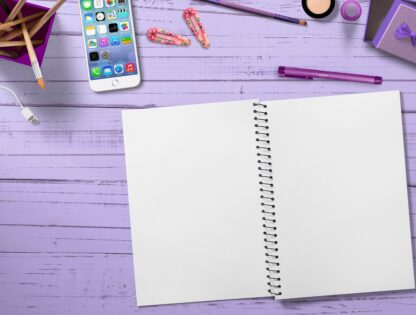 Cahier-ouvert-stylo-iPhone